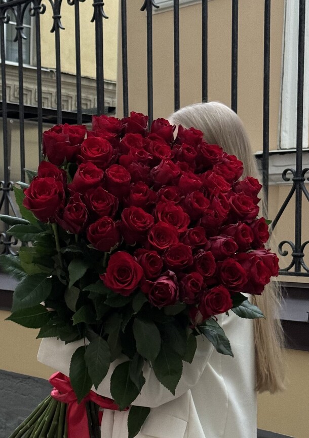 51 роза 80 см, артикул F1325532 - 15600 рублей, доставка по городу. Flawery - доставка цветов