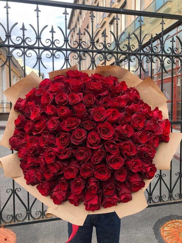 101 роза в крафтовой бумаге, артикул F1325710 - 26990 рублей, доставка по городу. Flawery - доставка цветов