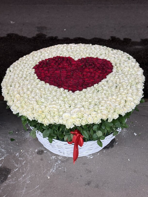 Роза в корзине, артикул F1476135 - 195631 рублей, доставка по городу. Flawery - доставка цветов