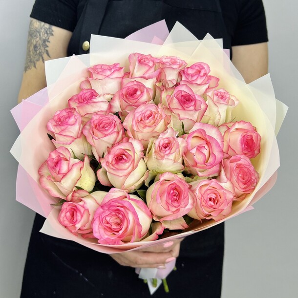 Букет живых цветов из кенийских роз джумилия 21 шт 40 см, артикул F1304369 - 3890 рублей, доставка по городу. Flawery - доставка цветов