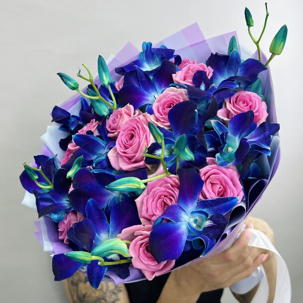 Букет живых цветов из космических орхидей и розовых роз 29 шт, артикул F1306503 - 4790 рублей, доставка по городу. Flawery - доставка цветов