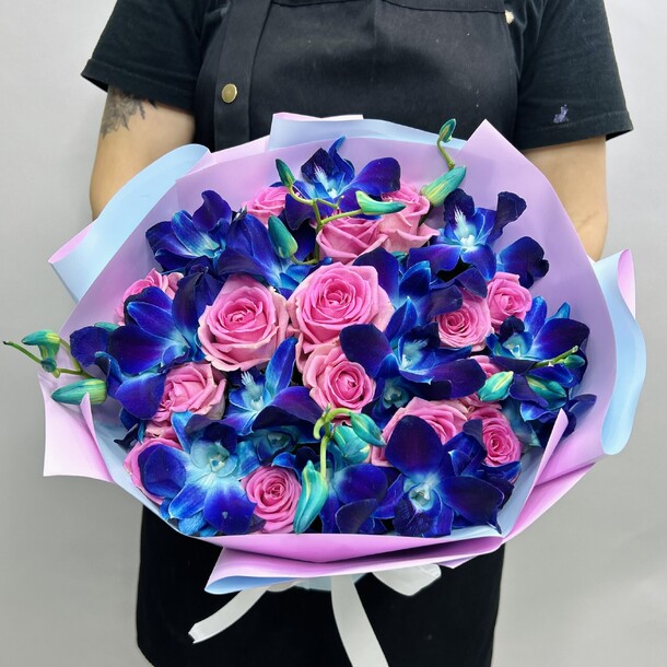 Букет живых цветов из космических орхидей и розовых роз 29 шт, артикул F1306709 - 3959 рублей, доставка по городу. Flawery - доставка цветов