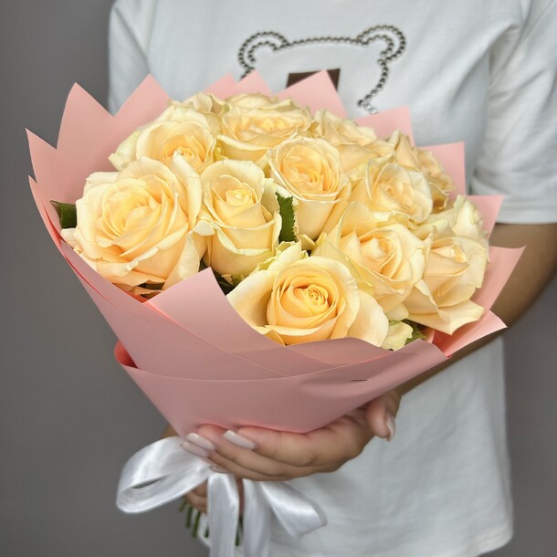 Букет живых цветов из кремовых роз пич аваланж "15шт", артикул F1322979 - 2690 рублей, доставка по городу. Flawery - доставка цветов