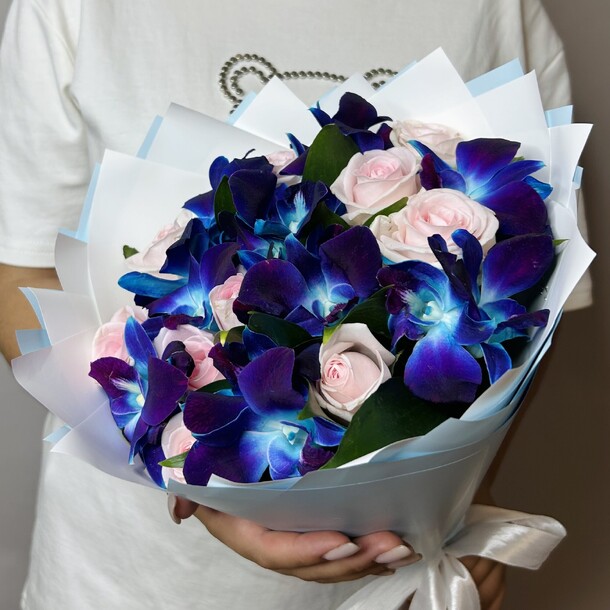 Букет живых цветов из космических орхидей и нежно розовых роз "19шт", артикул F1323943 - 3264 рублей, доставка по городу. Flawery - доставка цветов