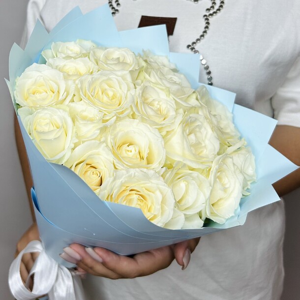 Букет живых цветов из белоснежных роз "19шт", артикул F1323946 - 3590 рублей, доставка по городу. Flawery - доставка цветов