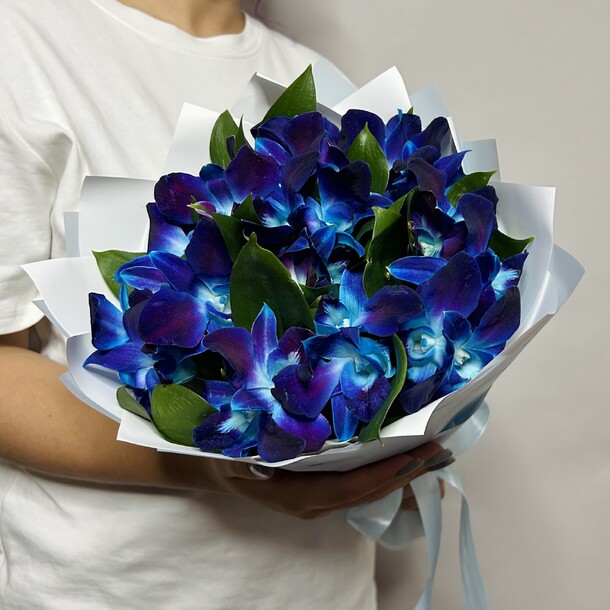 Букет живых цветов из космических орхидей 15 шт, артикул F1329079 - 2790 рублей, доставка по городу. Flawery - доставка цветов