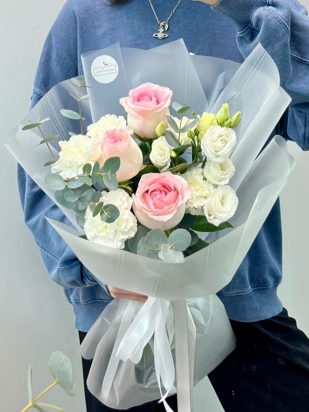 Букет с розами, эустомой и эвкалиптом, артикул F1462482 - 8150 рублей, доставка по городу. Flawery - доставка цветов