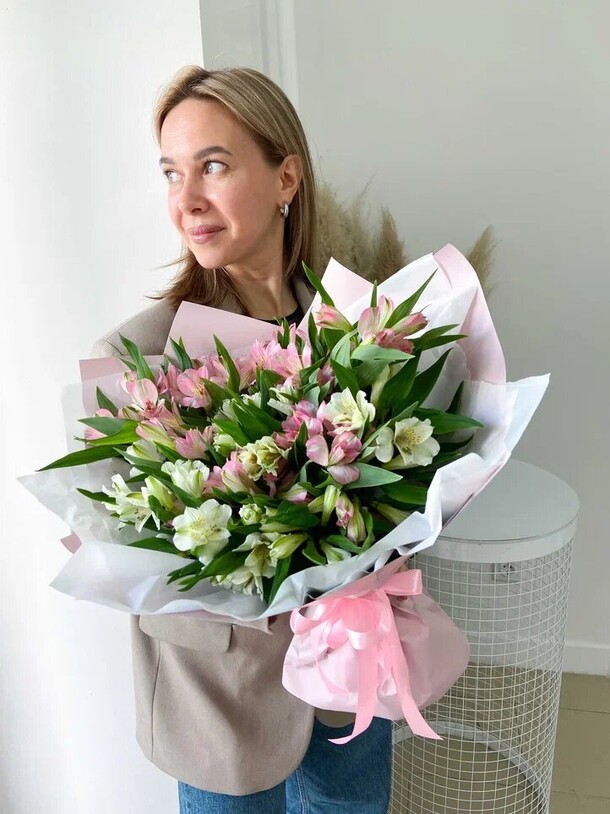 Букет из альстромерий нежный, артикул F1463045 - 4950 рублей, доставка по городу. Flawery - доставка цветов