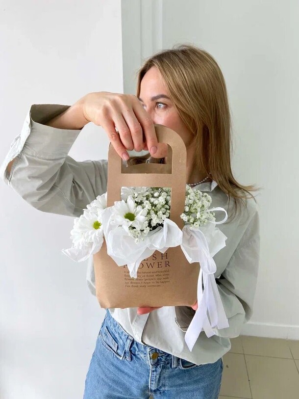 Хризантема с гипсофилой в крафте, артикул F1463348 - 1500 рублей, доставка по городу. Flawery - доставка цветов