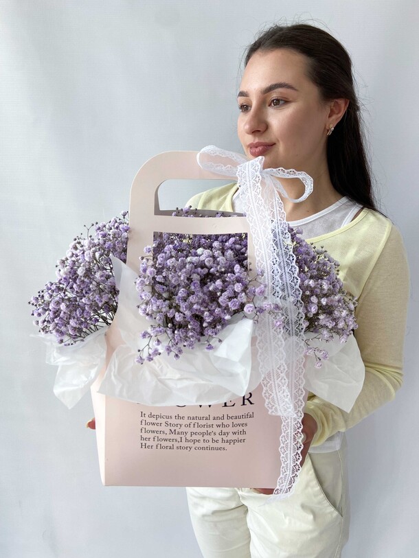 Сумка с сиреневой гипсофилой, артикул F1470406 - 2990 рублей, доставка по городу. Flawery - доставка цветов