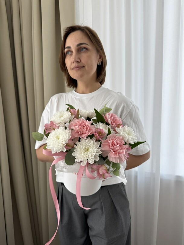 Белая коробка сальстромерией и диантусами, артикул F1491901 - 3455 рублей, доставка по городу. Flawery - доставка цветов