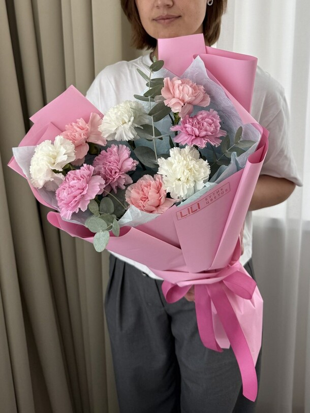 Разноцветные диантусы с эвкалиптом, артикул F1491907 - 3000 рублей, доставка по городу. Flawery - доставка цветов