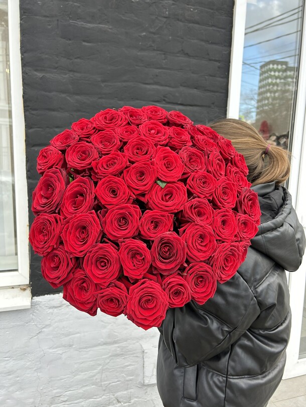 51 красная роза, артикул F1245519 - 15730 рублей, доставка по городу. Flawery - доставка цветов