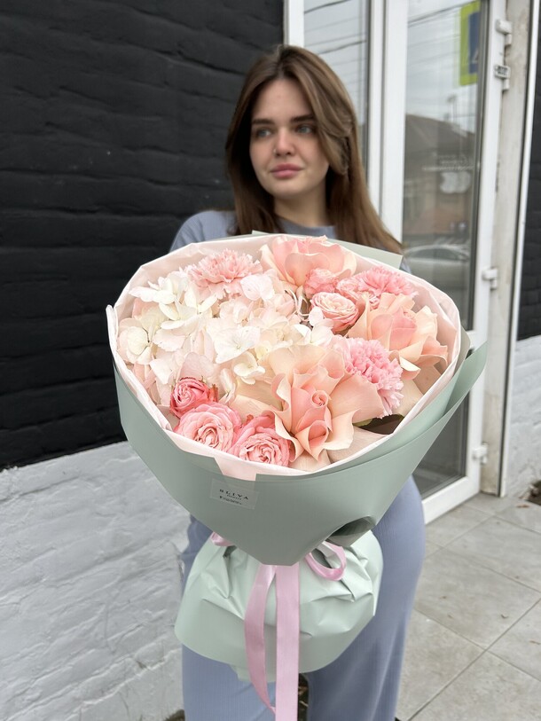 Сборный букет с гортензией, артикул F1245521 - 4620 рублей, доставка по городу. Flawery - доставка цветов