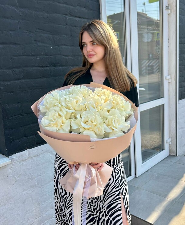 Букет из белых французских роз, артикул F1272691 - 4510 рублей, доставка по городу. Flawery - доставка цветов