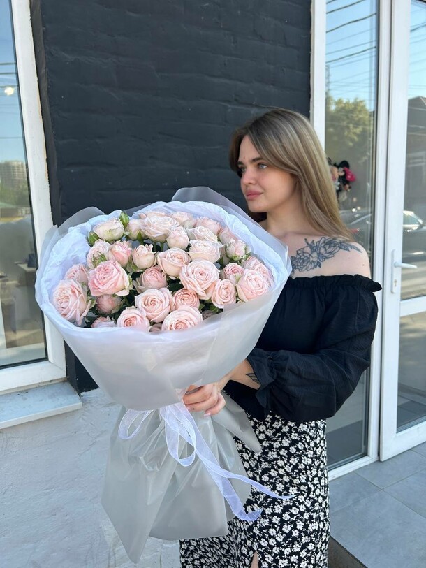 Букет из кустовых роз, артикул F1272698 - 7372 рублей, доставка по городу. Flawery - доставка цветов