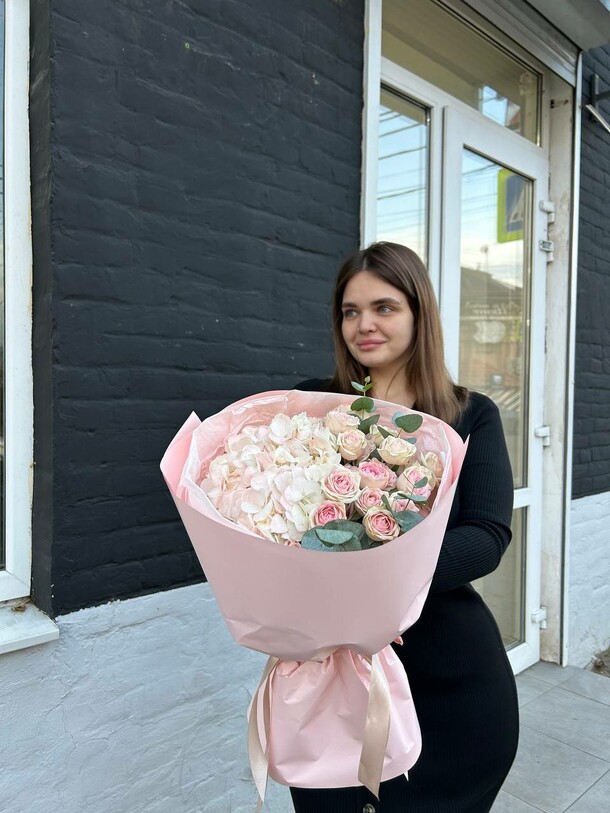 Сборный букет с гортензией и розой, артикул F1272709 - 4620 рублей, доставка по городу. Flawery - доставка цветов