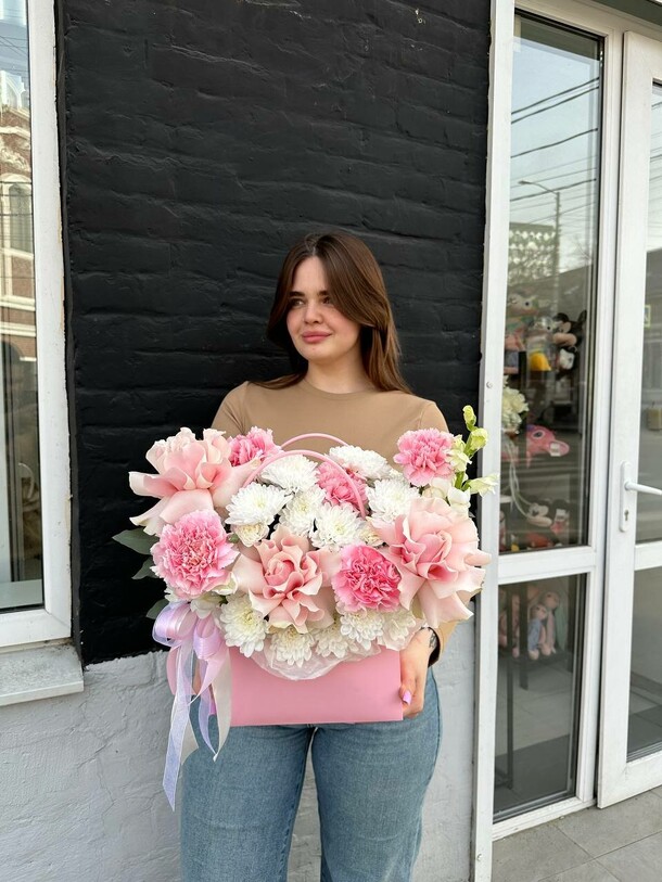 Цветы в коробке, артикул F1272713 - 4620 рублей, доставка по городу. Flawery - доставка цветов