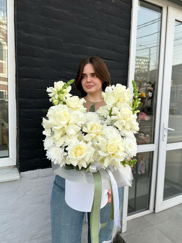 Цветы в коробке, артикул F1272722 - 7700 рублей, доставка по городу. Flawery - доставка цветов