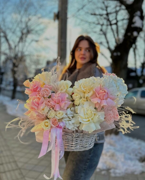 Цветы в корзине, артикул F1272748 - 9240 рублей, доставка по городу. Flawery - доставка цветов