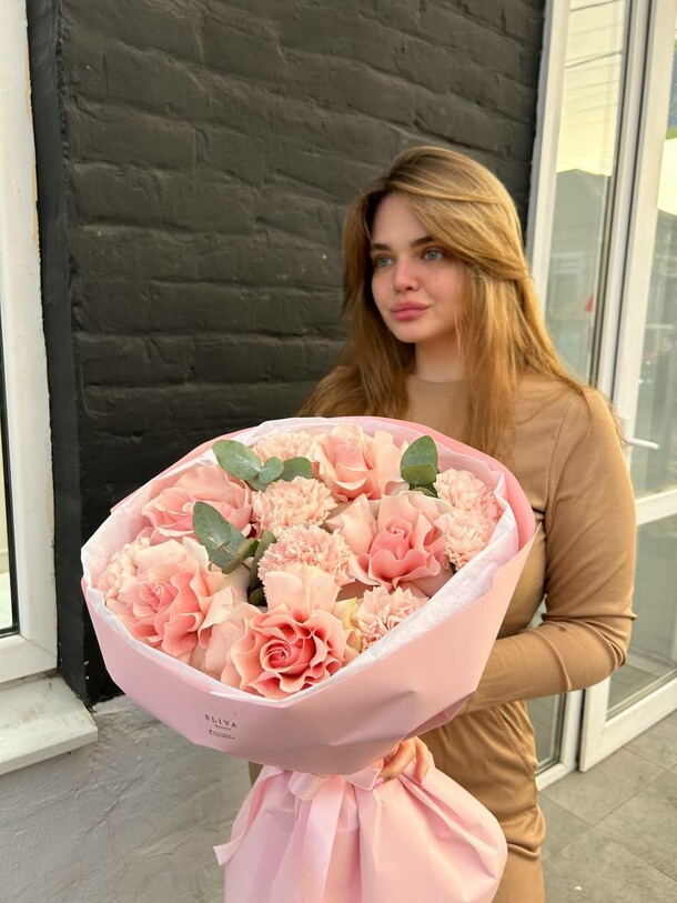 Букет из роз и диантусов, артикул F1272755 - 4620 рублей, доставка по городу. Flawery - доставка цветов