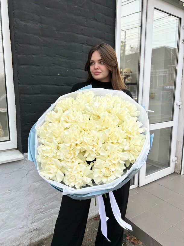 Букет из белых французских роз, артикул F1398063 - 12210 рублей, доставка по городу. Flawery - доставка цветов