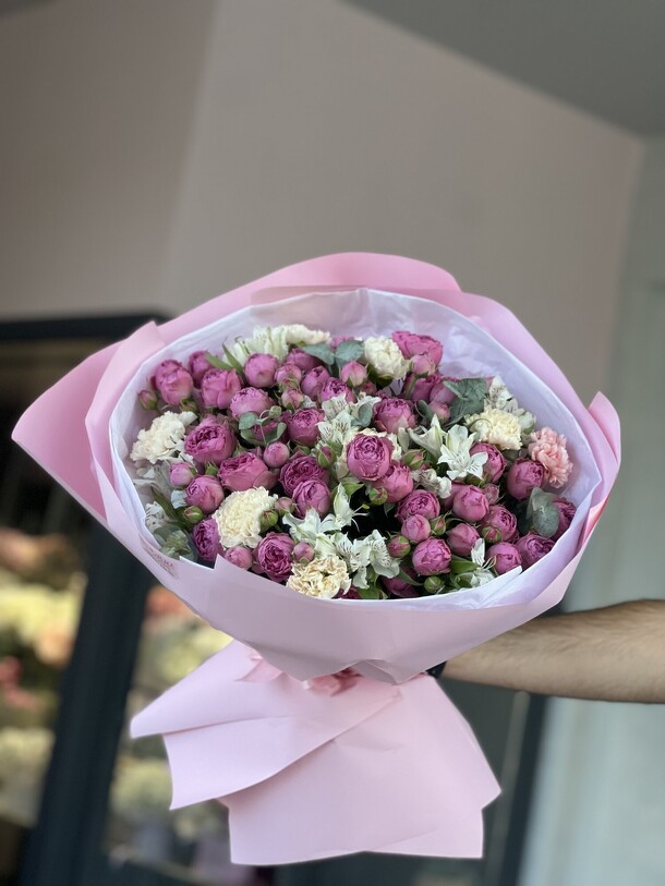 Большой авторский букет с яркой пионовидной розой и диантусом, артикул F1463994 - 10442 рублей, доставка по городу. Flawery - доставка цветов