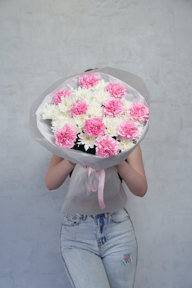 Авторский букет из хризантемы и диантуса, артикул F1464184 - 5965 рублей, доставка по городу. Flawery - доставка цветов