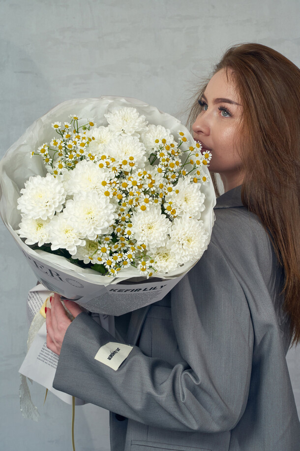 Букет из хризантемы и ромашки, артикул F1465226 - 3908 рублей, доставка по городу. Flawery - доставка цветов