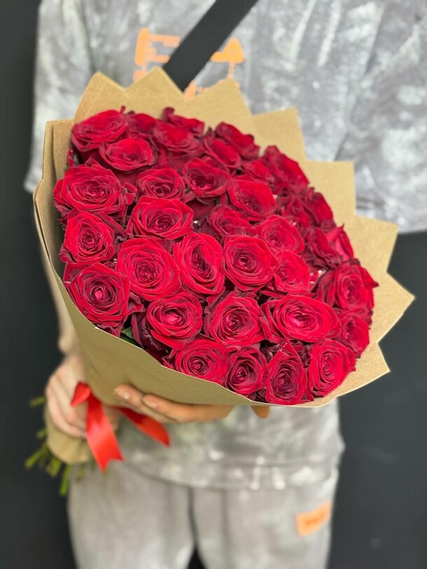Букет из красных роз 39 шт (50 см), артикул F1423828 - 6100 рублей, доставка по городу. Flawery - доставка цветов