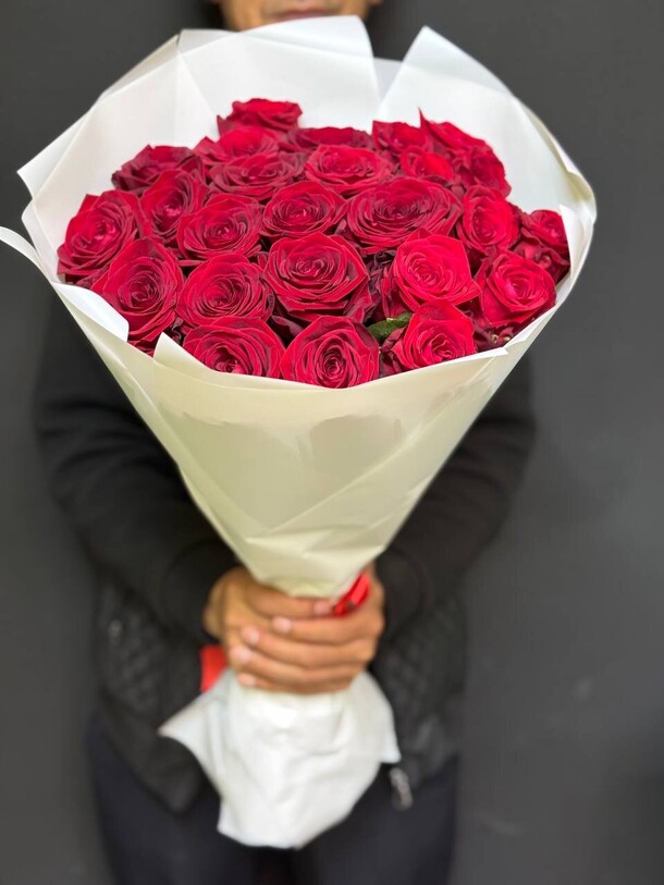 Букет из 25 роз, артикул F1424448 - 5000 рублей, доставка по городу. Flawery - доставка цветов