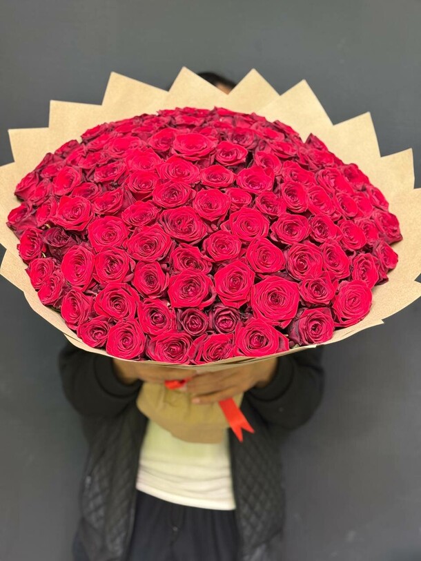 Роза 101, артикул F1424449 - 15500 рублей, доставка по городу. Flawery - доставка цветов