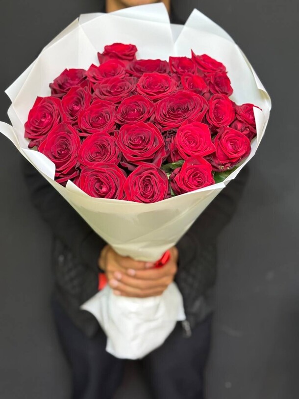 Красные розы 25шт 60 см, артикул F1426084 - 5000 рублей, доставка по городу. Flawery - доставка цветов