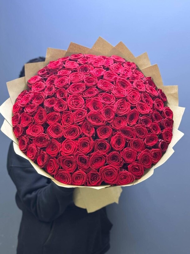 Красная роза 101 шт, артикул F1426404 - 15500 рублей, доставка по городу. Flawery - доставка цветов