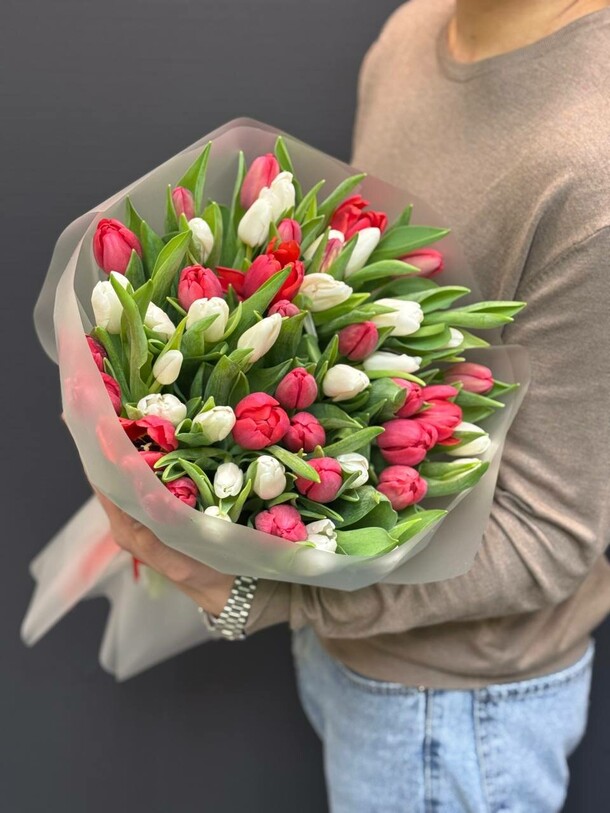 Букет из 51 тюльпана, артикул F1531854 - 11900 рублей, доставка по городу. Flawery - доставка цветов