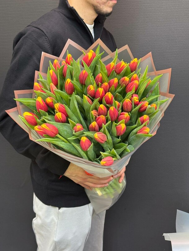 Яркий букет из 51 тюльпана, артикул F1531858 - 13090 рублей, доставка по городу. Flawery - доставка цветов