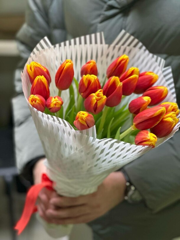 Букет из 19 тюльпанов, артикул F1531902 - 4900 рублей, доставка по городу. Flawery - доставка цветов