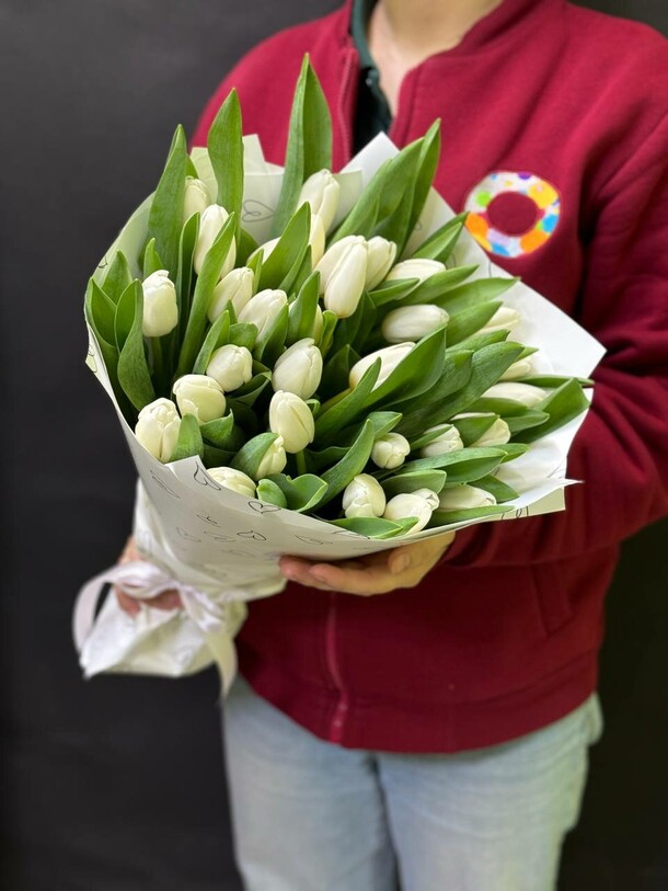 Букет из 51 тюльпана, артикул F1532200 - 11900 рублей, доставка по городу. Flawery - доставка цветов