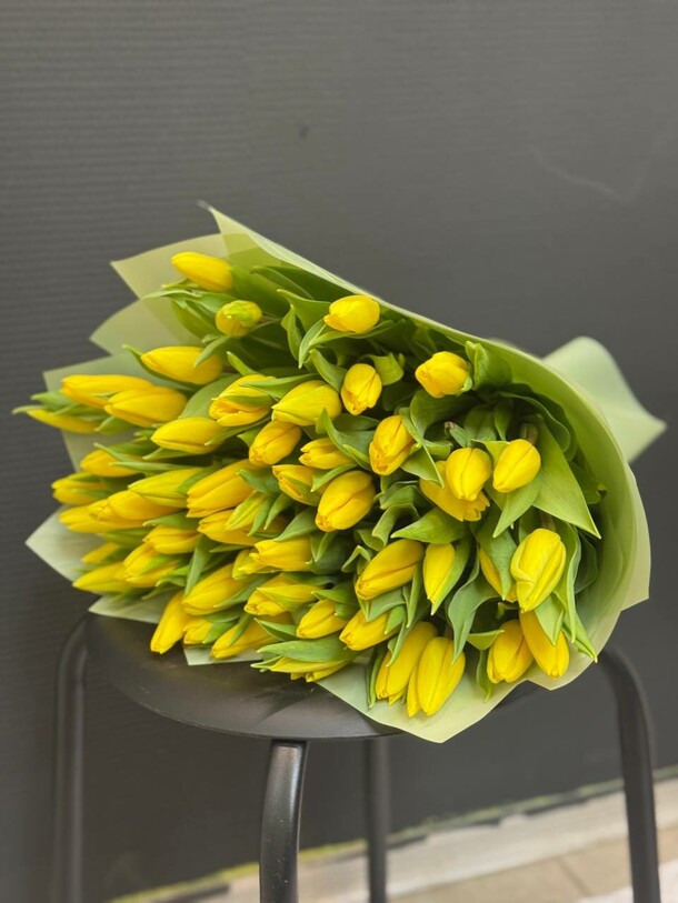 Яркий букет из 51 тюльпана, артикул F1532202 - 11900 рублей, доставка по городу. Flawery - доставка цветов