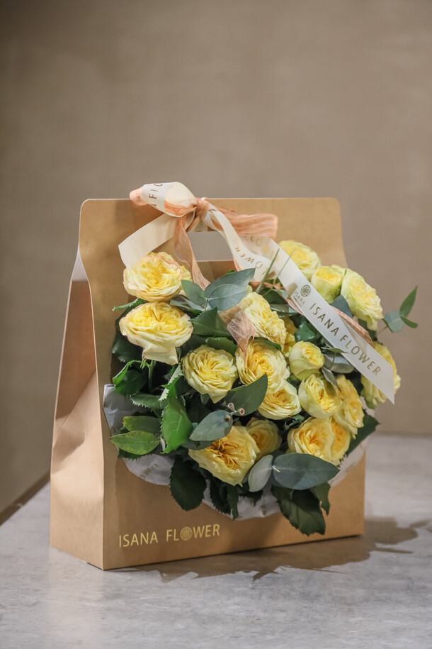 Композиция  из желтых пионовидных роз, артикул F1365137 - 5445 рублей, доставка по городу. Flawery - доставка цветов