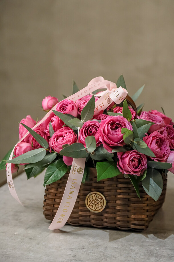 Большая корзина из розовых пионовидных роз, артикул F1365155 - 6655 рублей, доставка по городу. Flawery - доставка цветов