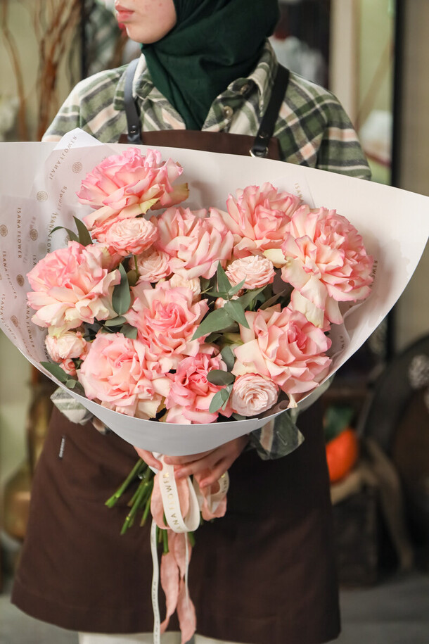 Авторский букет из роз, артикул F1365254 - 7370 рублей, доставка по городу. Flawery - доставка цветов