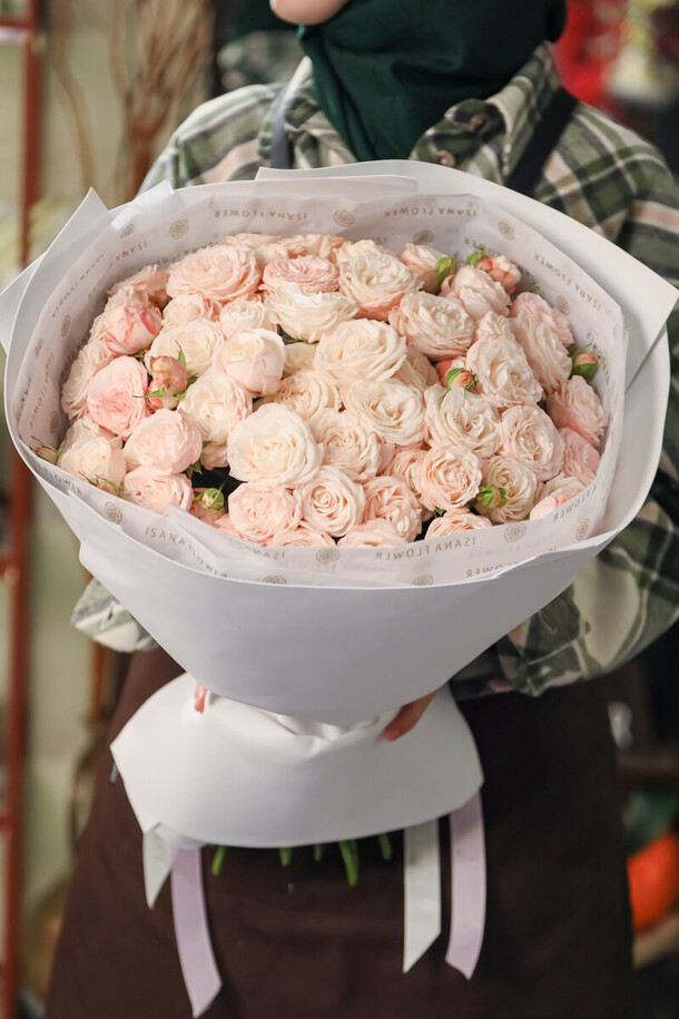 Моно букет кустовых роз, артикул F1365271 - 10175 рублей, доставка по городу. Flawery - доставка цветов