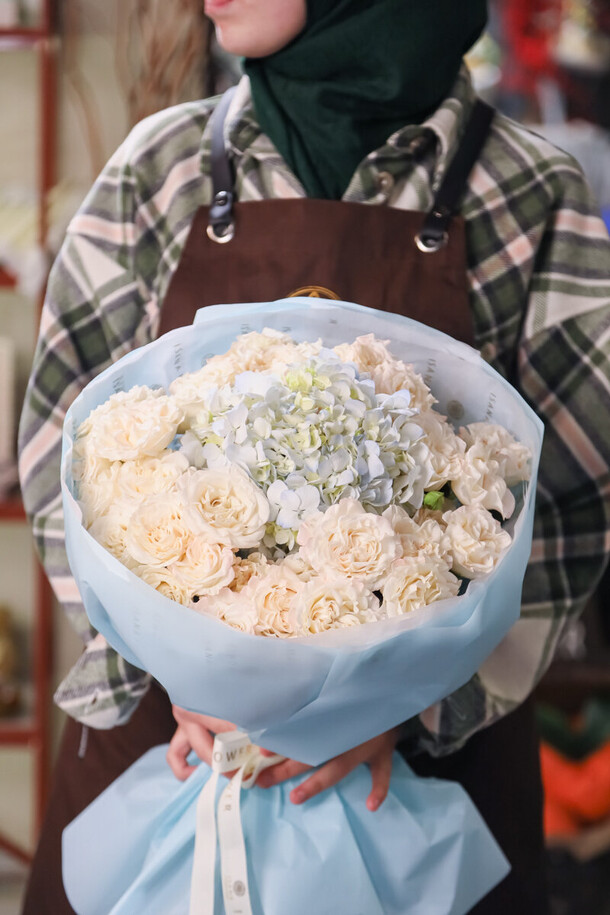 Авторский букет с гортензией, артикул F1365272 - 6589 рублей, доставка по городу. Flawery - доставка цветов