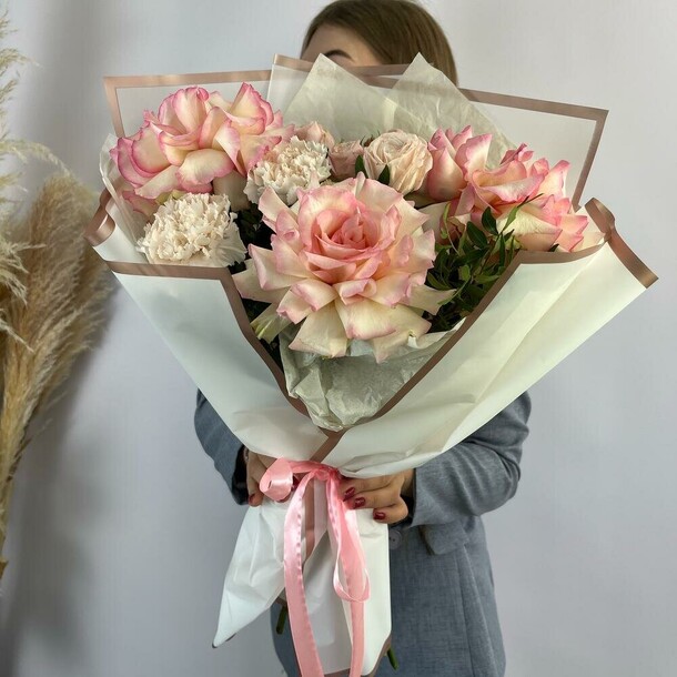 Стильный букет с ажурными розами, артикул F1466136 - 3429 рублей, доставка по городу. Flawery - доставка цветов