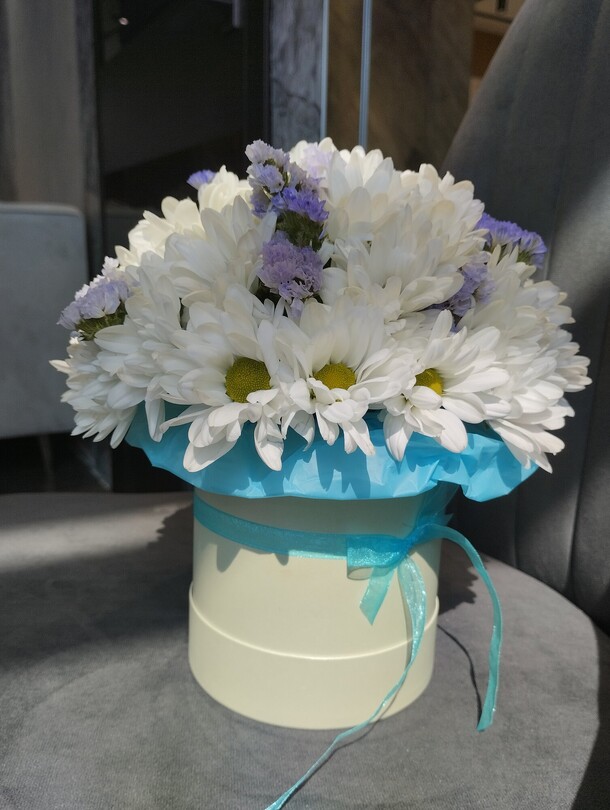 Белые ромашки со статицей, артикул F1134175 - 2850 рублей, доставка по городу. Flawery - доставка цветов