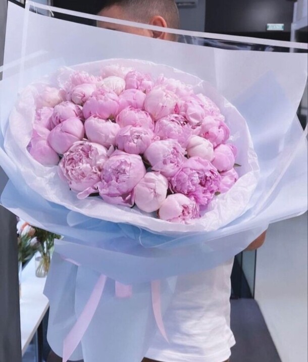 35 розовых пионов в небесном облаке, артикул F1160204 - 47200 рублей, доставка по городу. Flawery - доставка цветов