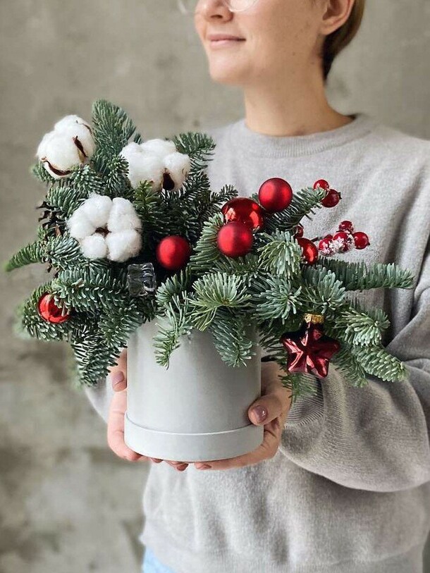 В ожидании нового года, артикул F1160910 - 3950 рублей, доставка по городу. Flawery - доставка цветов