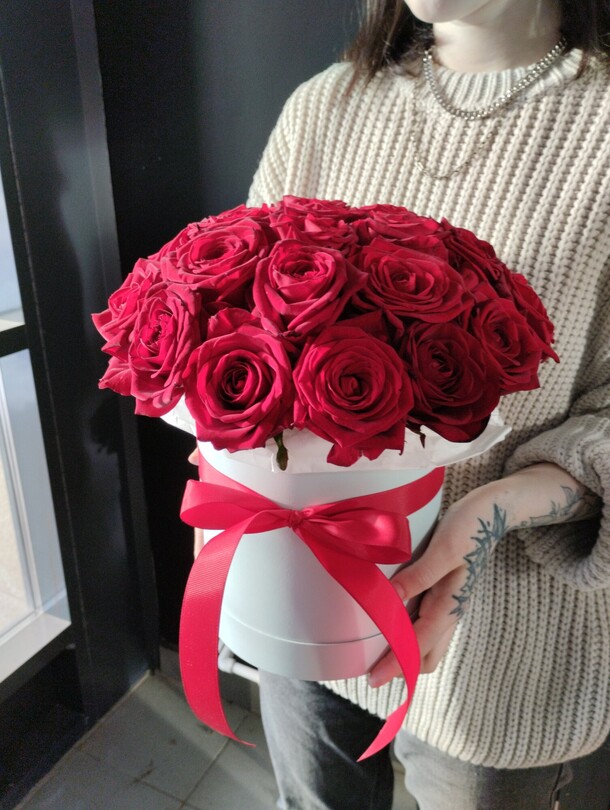 25 роз в шляпной коробке, артикул F1164048 - 11150 рублей, доставка по городу. Flawery - доставка цветов