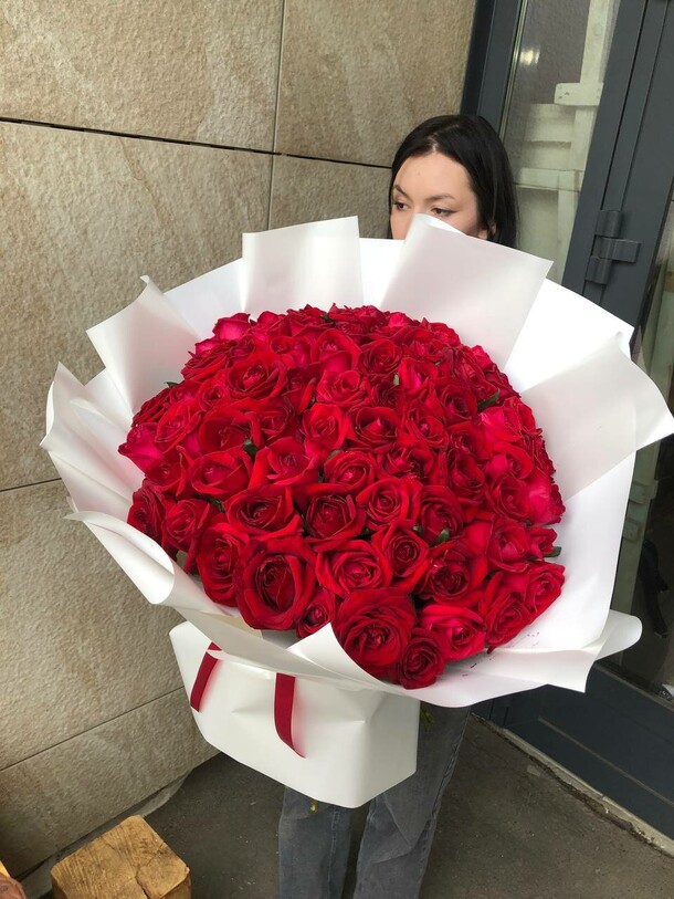 51 красная роза, артикул F1217722 - 19750 рублей, доставка по городу. Flawery - доставка цветов